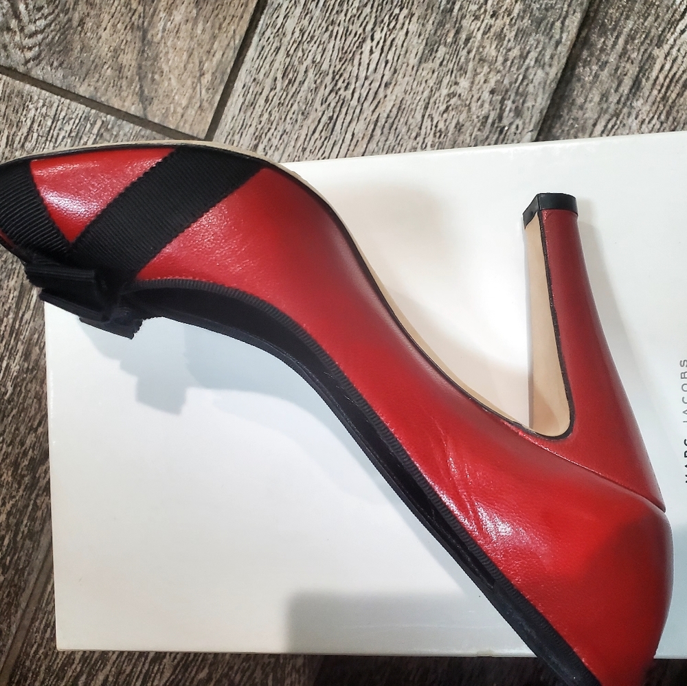 Marc Jacobs Red and Black Peep-Toe Bow Pumps Size 6.5 -EUC - Picture 3 of 9